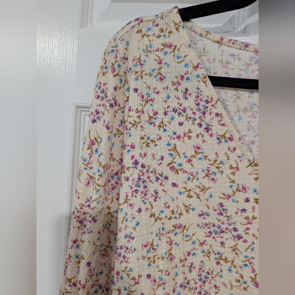 Torrid Floral Texture Jersey V-Neck Long Sleeve Tiered Top in Size 2 (18/20) - Picture 5 of 14